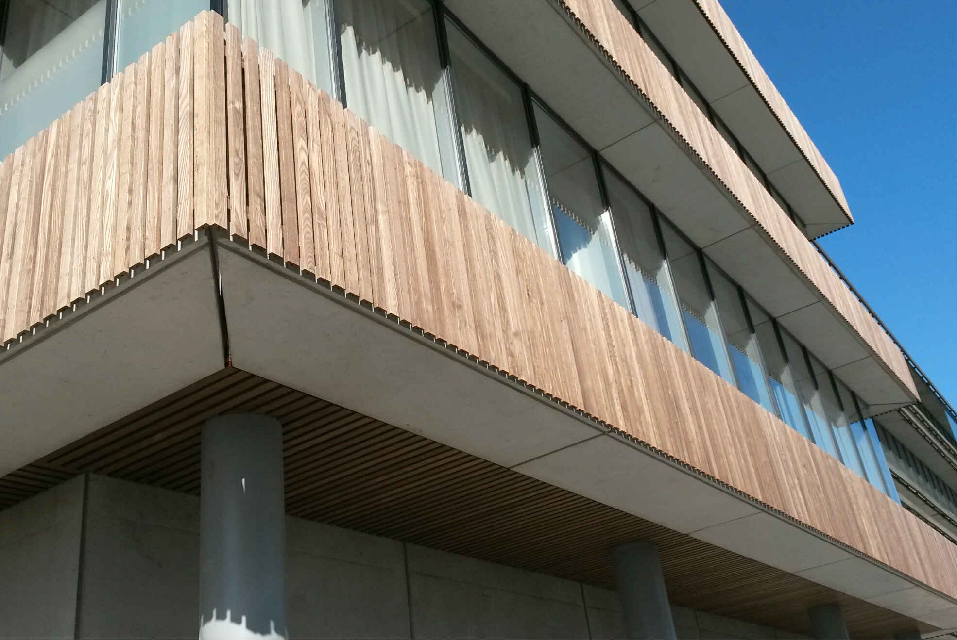 plaatsen van gevelbekleding in houten lamellen thermo essen